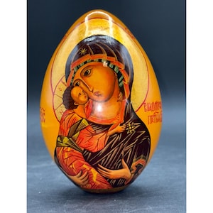 Huevo de madera ortodoxo ruso lacado pintado a mano de Nuestra Señora Madre de Vladimir en oro
