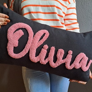 Federa per cuscino personalizzata con nome da ragazza Punch Needle, federa per cuscino con ricamo monogrammato, cuscino trapuntato per divano, cuscino da lancio con corpo nero,