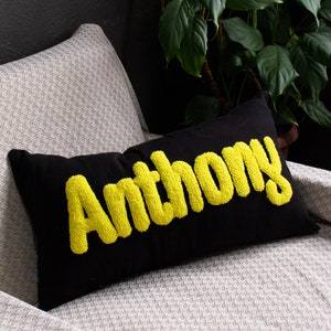 Cuscino personalizzato con nome ricamato, federa personalizzata con punch needle, cuscino con monogramma personalizzato, cuscino trapuntato con nome del ragazzo, cuscino lombare