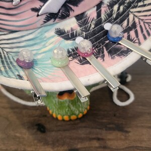 Radiant Color-Changing Flashing Light Clip: Eye-Catching Flashing Light-Up Accessory for Festivals and Concerts