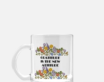 Taza de café de vidrio transparente: Diseño floral de gratitud, 10 oz