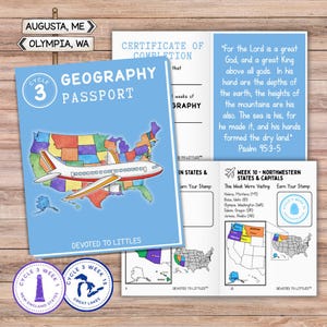 Peut inclure: Un livret de passeport de géographie avec une couverture bleue illustrée d'une carte colorée des États-Unis et d'un avion. L'ensemble comprend un certificat de réussite avec le texte du Psaume 95:3-5, une page de leçon et deux tampons circulaires.