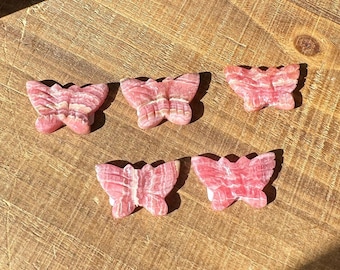 Rhodochrosietvlindersnijwerk: frambozenkristal uit Argentinië