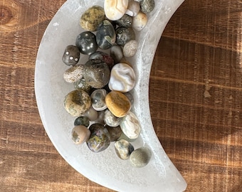 Selenietmaankom met oceaanjaspissteentjes (3-4 inch)