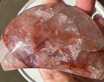 Vuurkwartsmaan: gemmy hematoïde kwarts met regenbogen