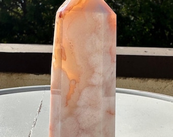 Carneoolbloemagaattoren: roze melkachtig kristal (105 mm)