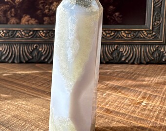 Toren van Blue Lace-agaat: druzy kwarts en pyriet