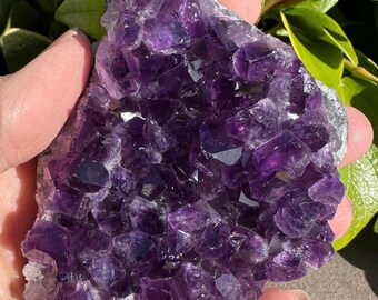 Diep verzadigde donkerpaarse amethist cluster snijbasis, geode