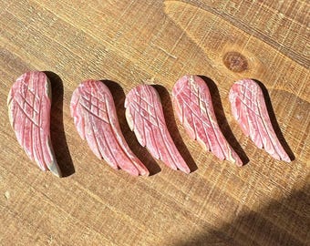Rhodochrosiet engelenvleugelsnijwerk: edelsteen framboos uit Argentinië