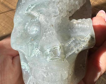 Handgesneden schedel van mosagaat: mintgroene kwarts met druzy