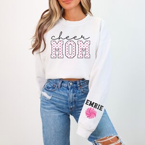 Personalisiertes Cheer Mom Sweatshirt, Benutzerdefiniertes Cheer Mom Shirt, Cheer Game Day Shirt Mutter Geschenk, Senior Mom Cheer Geschenke, Sport Mom Geschenk für sie