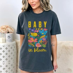 Koszulka Baby in Bloom Comfort Colors®, Ciężarna dziewczyna Lato, Powiadomienie męża o ciąży, Przyszła mama Koszulka z kwiatowym nadrukiem, Prezent z gratulacjami