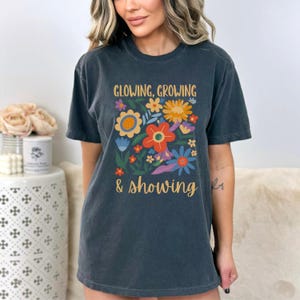 Cute Floral Comfort Colors® Koszulka ciążowa, Ciężarna dziewczyna Lato, Ogłoszenie dla męża, Przyszła mama, Prezent z gratulacjami