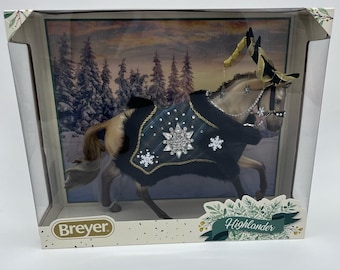 Breyer HIGHLANDER 2023 Caballo y manta navideña # 700126 NUEVO
