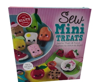 Kit de manualidades KLUTZ Sew Mini Treats, peluches de comida de fieltro para hacer tú mismo
