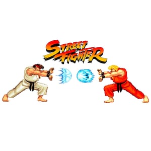 Può includere: Un'immagine pixelata di due personaggi del videogioco Street Fighter. I personaggi sono Ryu e Ken, e si fronteggiano in una posizione di combattimento. Il testo "Street Fighter" è visualizzato sopra i personaggi.
