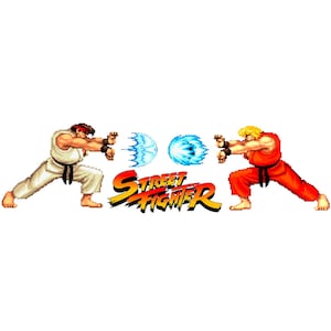 Può includere: Un'immagine pixelata di due personaggi della serie di videogiochi Street Fighter. I personaggi sono Ryu e Ken, entrambi nelle loro pose di combattimento caratteristiche. Ryu è a sinistra, indossa un gi bianco con una cintura nera, e Ken è a destra, indossa un gi rosso con una cintura nera. Entrambi i personaggi lanciano una palla di energia blu, e il testo "Street Fighter" è scritto al centro dell'immagine.
