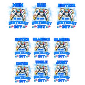 Peut inclure: Neuf t-shirts blancs avec un motif de manette de jeu. Chaque t-shirt porte le titre d'un membre de la famille en texte bleu : Maman, Papa, Frère, Sœur, Grand-mère, Grand-père, Cousin, Oncle et Tante. Le texte "of the Birthday Boy" est également inclus.