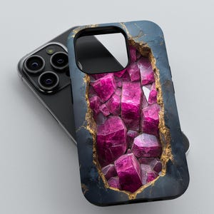 Rubinkristallskärva-telefonskal: Design med gyllene kant och ädelstenar