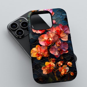 Può includere: Una custodia per telefono nera con un design a vetri colorati di orchidee rosa, arancioni e gialle su uno sfondo blu scuro.