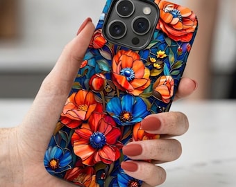 Puede incluir: Una funda para smartphone con un vibrante patrón de vidrieras de flores naranjas, rojas y azules con hojas verdes. El diseño cubre toda la parte posterior de la funda, incluida el área alrededor de la triple lente de la cámara arriba a la izquierda.