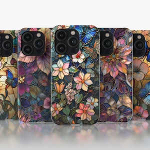 Può includere: Cinque custodie per iPhone diverse con un design a vetri colorati con fiori e farfalle colorati.