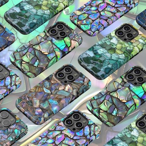 Peut inclure: Plusieurs coques de smartphone avec un motif mosaïque. Les coques présentent une variété de couleurs, notamment le bleu, le vert et des teintes irisées. Le motif mosaïque est composé de formes irrégulières, donnant à chaque coque un aspect unique.