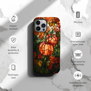 Puede incluir: Una funda para tel&eacute;fono con un dise&ntilde;o de vitral con calabazas y hojas de oto&ntilde;o. La funda est&aacute; hecha de un material de doble capa con una carcasa exterior de policarbonato y un forro de TPU. Es compatible con la carga inal&aacute;mbrica y tiene puertos abiertos para la conectividad.