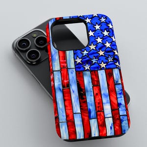 Könnte beinhalten: Eine schwarze Handyhülle mit einem Buntglasdesign der amerikanischen Flagge. Die Hülle hat einen Ausschnitt für die Kamera.