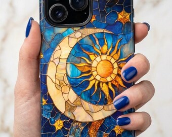 Puede incluir: Una funda para smartphone con un diseño de vidriera que muestra una gran luna creciente de color crema y un sol amarillo brillante. El fondo se compone de segmentos de vidrio azul oscuro y marino con pequeñas estrellas amarillas dispersas.