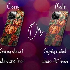 Puede incluir: Dos fundas para iPhone con un dise&ntilde;o de vitral de calabazas y hojas. La funda de la izquierda es brillante y tiene colores brillantes y vibrantes. La funda de la derecha es mate y tiene colores ligeramente apagados con un acabado mate.
