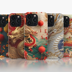 Könnte beinhalten: Fünf Handyhüllen mit detaillierten Designs von Drachen, Laternen und floralen Mustern. Die Hüllen zeigen eine Reihe von Farben, darunter Rot, Gold, Grün und Blau, mit strukturierten Oberflächen und künstlerischen Darstellungen. Die Hüllen sind für ein Smartphone konzipiert.