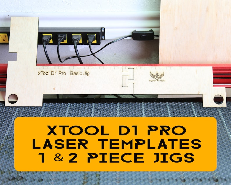 Puede incluir: Un primer plano de dos plantillas de madera cortadas con l&aacute;ser para el grabador l&aacute;ser xTool D1 Pro. Las plantillas est&aacute;n etiquetadas como "xTool D1 Pro Basic Jig" y est&aacute;n dise&ntilde;adas para proyectos de 1 y 2 piezas.