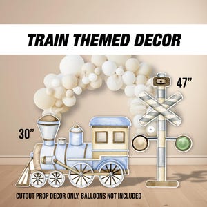 Puede incluir: Un conjunto de decoración con temática de tren que presenta un recorte de tren azul y blanco de 76 cm y una señal de cruce ferroviario de 119 cm. El texto "TRAIN THEMED DECOR" se muestra en la parte superior. La decoración de recorte no incluye globos.