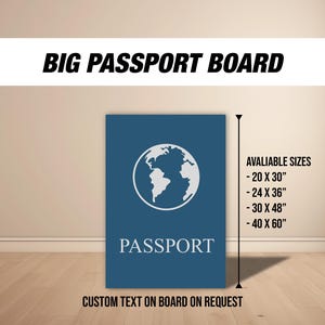Może przedstawiać: Niebieska tablica w kształcie paszportu z ikoną globusa i napisem "PASSPORT" w białym kolorze. Tablica jest dostępna w różnych rozmiarach, w tym 20 x 30 cali, 24 x 36 cali, 30 x 48 cali i 40 x 60 cali. Tekst "CUSTOM TEXT ON BOARD ON REQUEST" jest również zawarty.
