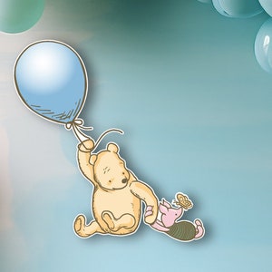 Puede incluir: Winnie de Pooh y Piglet est&aacute;n volando con un globo azul. Pooh est&aacute; sujetando la cuerda del globo y Piglet est&aacute; agarrado a la espalda de Pooh. Ambos est&aacute;n sonriendo.