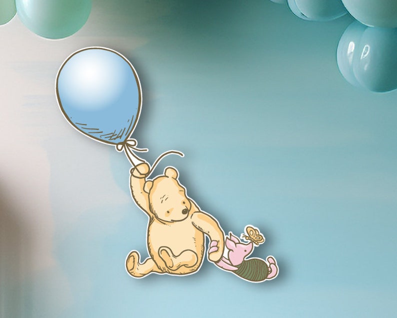 Puede incluir: Winnie de Pooh y Piglet est&aacute;n volando con un globo azul. Pooh est&aacute; sujetando la cuerda del globo y Piglet est&aacute; agarrado a la espalda de Pooh. Ambos est&aacute;n sonriendo.