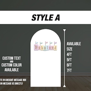 Puede incluir: Un tel&oacute;n de fondo de arco blanco con el texto "Babyland" en bloques de colores. El tel&oacute;n de fondo est&aacute; disponible en tama&ntilde;os de 4 pies, 5 pies, 6 pies y 7 pies. Texto y colores personalizados disponibles.