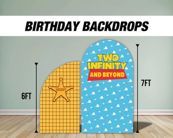 Dos infinitos y más allá Fondo de juguete Arco de cumpleaños, fondo de juguete, sheriff, nubes, personalizado, Tablero rígido coroplast con soportes NO tela