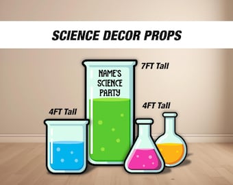 Może przedstawiać: Rekwizyty dekoracyjne naukowe z tekstem "SCIENCE DECOR PROPS". Obraz przedstawia zlewkę z niebieskim płynem, wysoki cylinder z zielonym płynem i dwie kolby z różowymi i żółtymi płynami. Wysoki cylinder ma 2,13 metra wysokości, zlewka i kolby mają 1,22 metra wysokości.