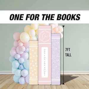 Könnte beinhalten: Eine 2,13 Meter hohe Kulisse für eine erste Geburtstagsfeier. Die Kulisse besteht aus vier Paneelen, jedes mit einem anderen Design. Die Paneele sind mit Punkten, Blumenmustern und den Worten "One for the Books" verziert.