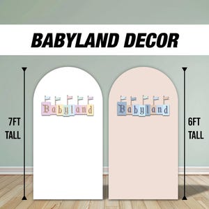 Puede incluir: Dos fondos arqueados para una fiesta de beb&eacute; o un cumplea&ntilde;os. El fondo de la izquierda es blanco con una pancarta de "Babyland" de color pastel. El fondo de la derecha es rosa con una pancarta de "Babyland" de color pastel. El fondo de la izquierda mide 2,13 metros de alto y el fondo de la derecha mide 1,83 metros de alto.