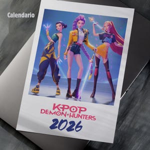 Puede incluir: Calendario con una ilustración estilizada de tres figuras femeninas con atuendos vibrantes, sosteniendo armas. El texto "KPOP DEMON+HUNTERS 2026" se muestra en rojo y azul. La palabra "Calendario" está en la esquina superior izquierda.