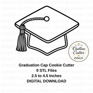Può includere: Disegno a tratto nero e bianco di un tagliabiscotti a forma di cappello di laurea. L'immagine include il testo "Graduation Cap Cookie Cutter", "9 STL Files" e "6,35 a 11,43 cm". Download digitale.