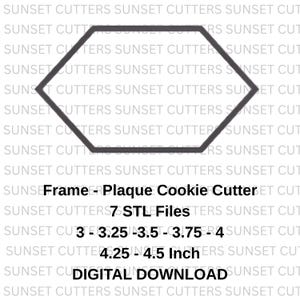 Può includere: Un tagliabiscotti a forma di cornice esagonale grigio scuro. Il testo sull'immagine recita "Frame - Plaque Cookie Cutter" e "3 - 4.5 Inch". Si tratta di un download digitale con 7 file STL.