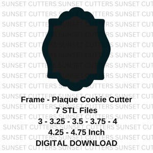 Puede incluir: Un cortador de galletas en forma de marco de color verde oscuro con un borde festoneado. El texto "Frame - Plaque Cookie Cutter" y los detalles del tamaño son visibles. Incluye 7 archivos STL y tamaños de 7,6 a 12,1 cm. Descarga digital.