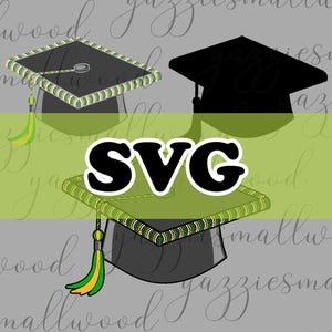 Puede incluir: Un gorro de graduación negro con una borla verde, amarilla y blanca. El gorro está decorado con un ribete de cuentas verdes, amarillas y blancas. La palabra "SVG" está escrita en letras negras sobre un fondo verde.
