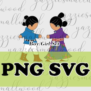 Könnte beinhalten: Eine digitale Illustration eines Jungen und eines Mädchens, die traditionelle Kleidung der amerikanischen Ureinwohner tragen. Der Junge trägt ein blaues Hemd und das Mädchen ein lilafarbenes Hemd. Der Text "Boy/Girl Set" ist in Schwarz unter den Figuren geschrieben. Der Text "PNG SVG" ist in Schwarz auf einem grünen Hintergrund unter dem Text "Boy/Girl Set" geschrieben.