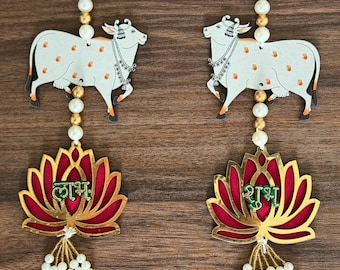 Shubh Labh Kuh Wandbehang: Diwali Tür Toran mit Lotus & Perlen