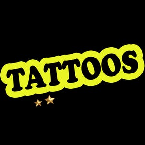 以下が含まれることがあります： 黒い文字で「TATTOOS」と書かれた黄色のバナー。バナーの周りに金色の星が5つ散らばっている。